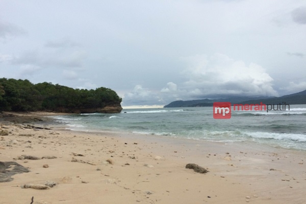 Ini Pantai Pasir Putih Milik Pacitan Yang Wajib Ada di Daftar Travelling Anda