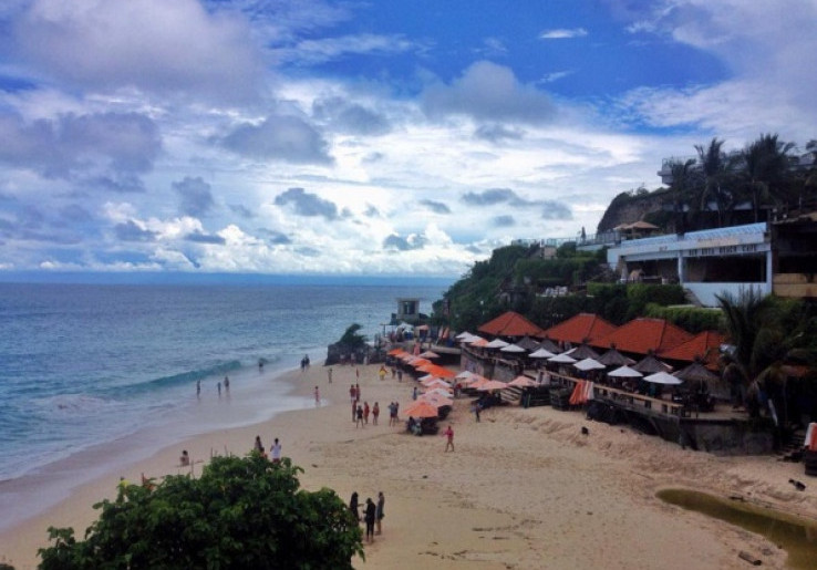 Pantai Dreamland, Surganya Para Peselancar di Bali