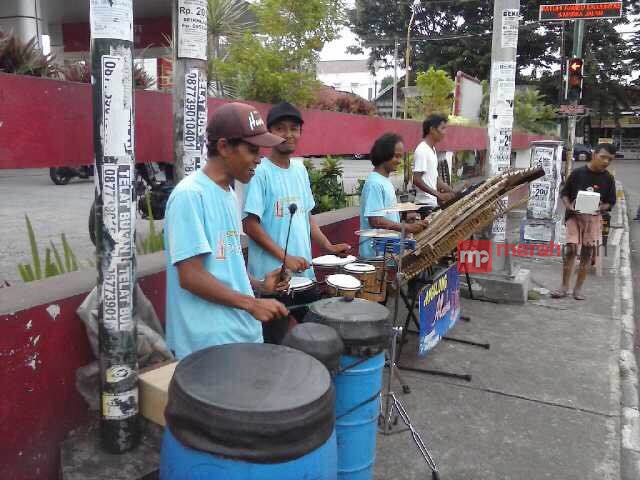 Pengamen Angklung di Yogyakarta Raup Penghasilan Rp500 Ribu Per Hari