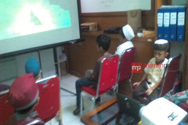 Alihkan Perhatian Anak-anak Sunatan Masal dengan Nonton Film