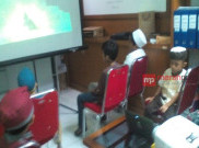 Alihkan Perhatian Anak-anak Sunatan Masal dengan Nonton Film