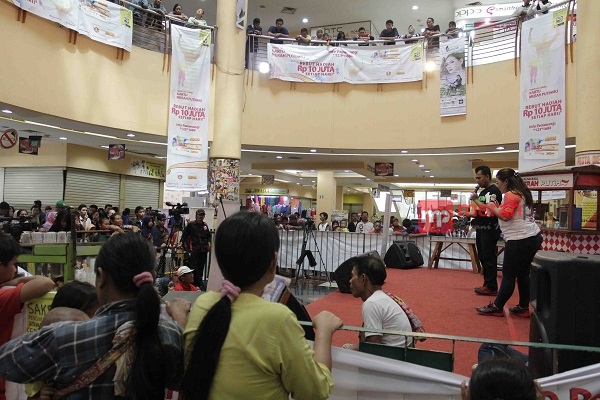 Warung Gaul Merah Putih Hibur Warga Pulogadung