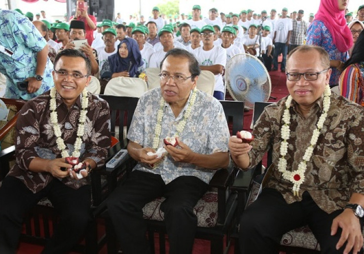 Cicip Durian Merah, Menteri Rizal Ramli: Manis ya