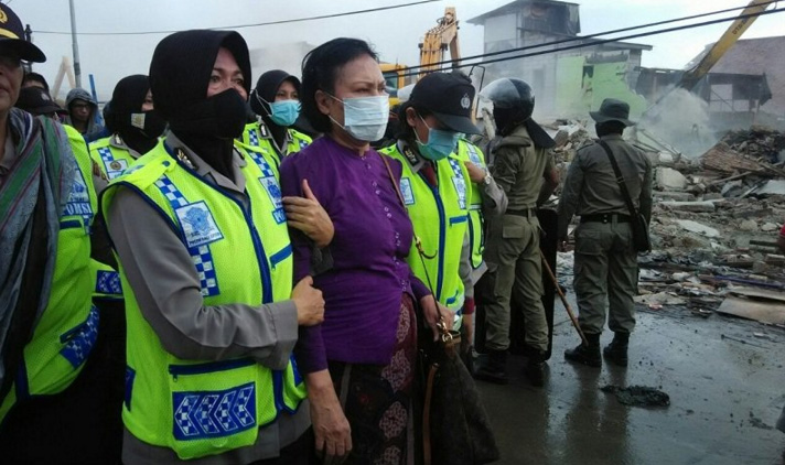 Penggusuran Luar Batang Ricuh, Ratna Sarumpaet Digelandang Polwan