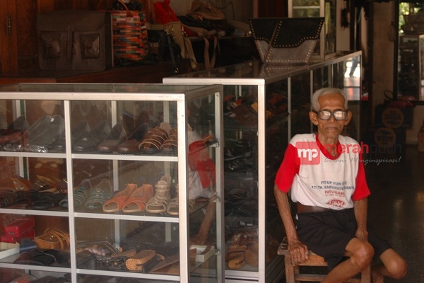 Jalan-Jalan ke Desa Wisata Kerajinan Kulit Manding Yuk