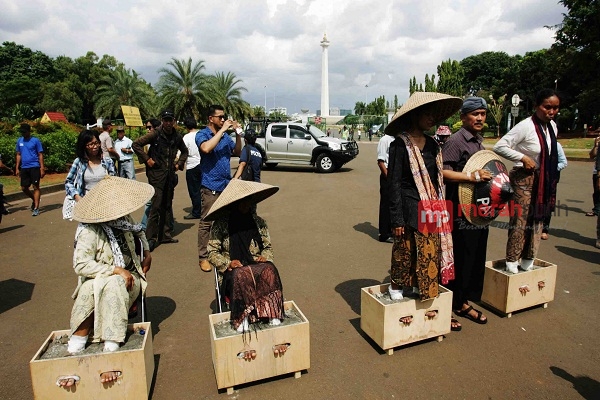 Aksi Sembilan Kartini Semen Kaki di Depan Istana