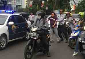 Pria yang Digebuki Petugas Dishub Ternyata Sopir Uber 