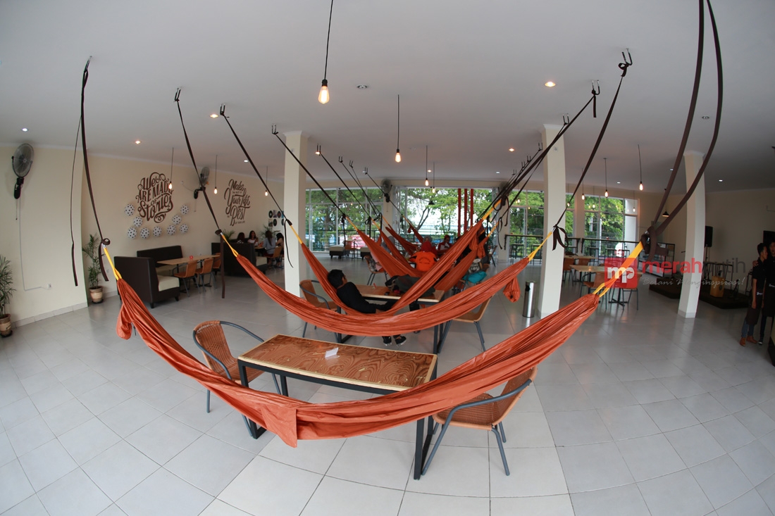 Jungkir Balik di Cafe Hammock Plus Tangerang
