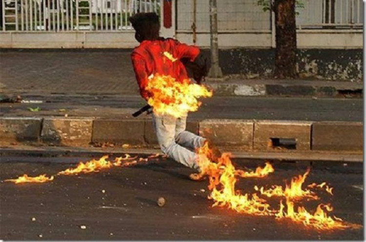 Iring-Iringan Massa PPP Dilempari Bom Molotov Satu Tewas