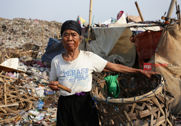 Sosok Kartini Tua Di TPA Rawa Kucing