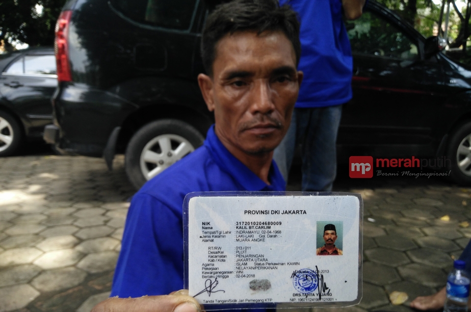 Ahok Ragukan Kependudukan, Nelayan Tunjukkan KTP