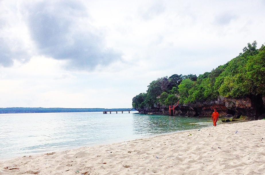 Pesona Pasir Putih Nan Indah Pantai Nirwana Bau Bau