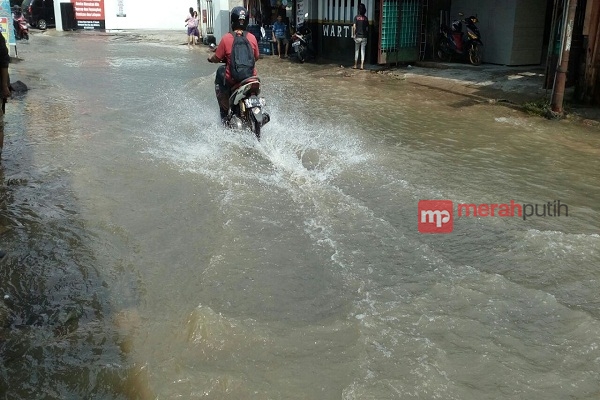 Katulampa Mengamuk Kali Laya Depok Meluap