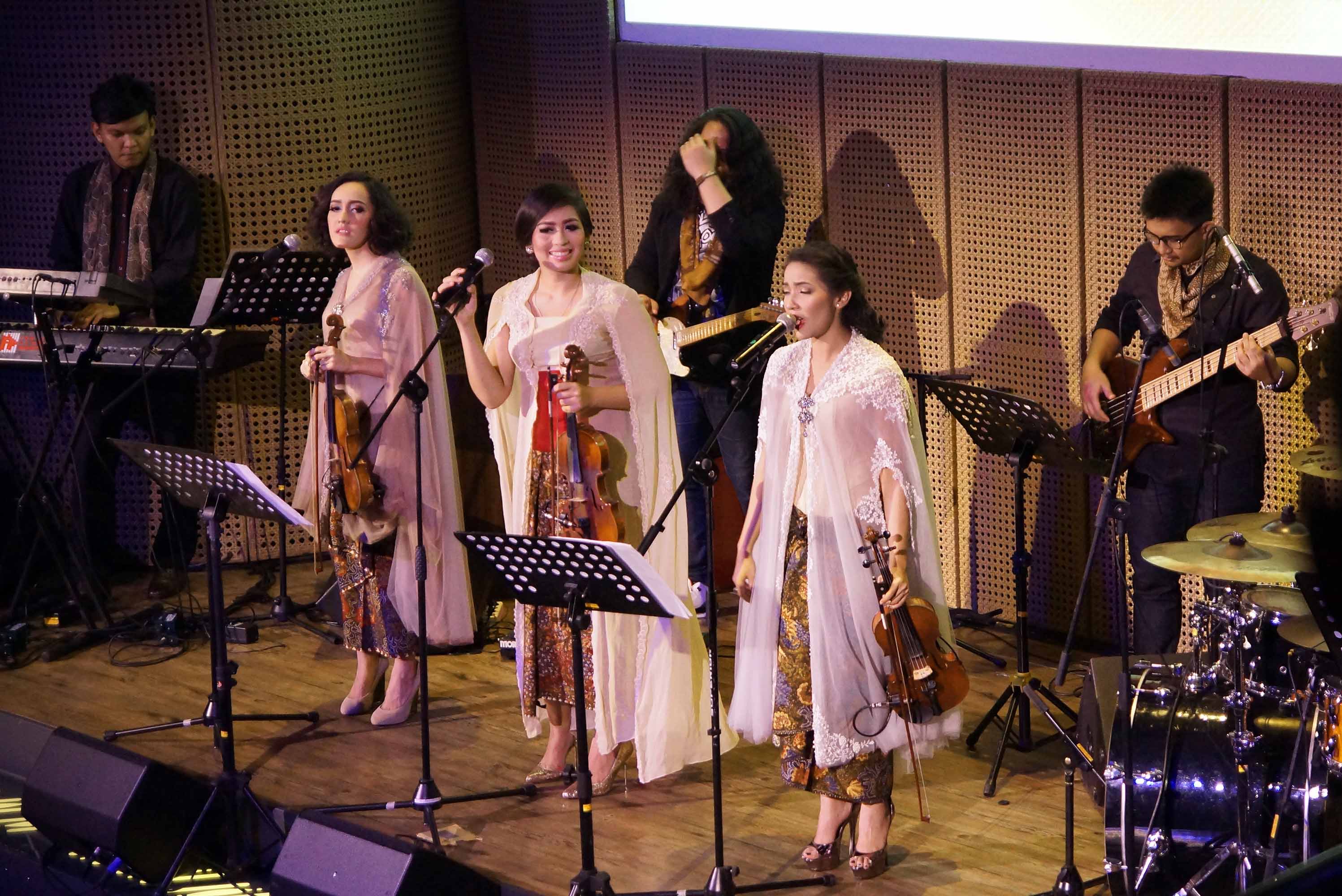 Puan Bernyanyi, Antar Kamila Menjadi Luar Biasa