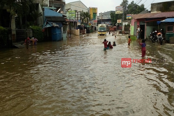 Senangnya Anak-Anak Saat Bermain di Genangan Banjir
