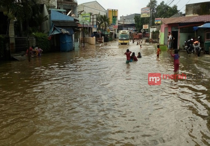 Senangnya Anak-Anak Saat Bermain di Genangan Banjir