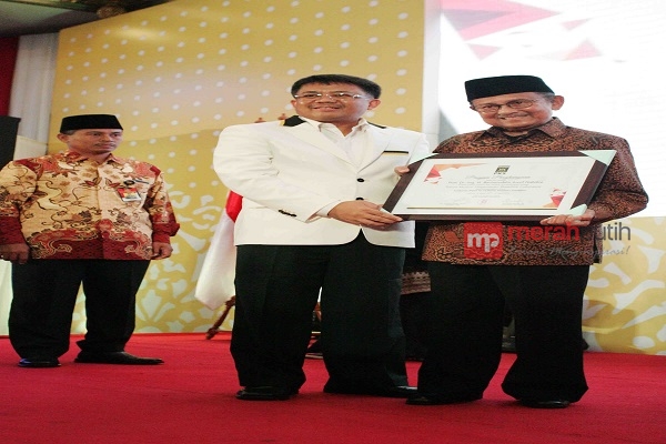 Milad PKS ke-18, B.J Habibie dan Buwas Waseso Dianugerahi Penghargaan 