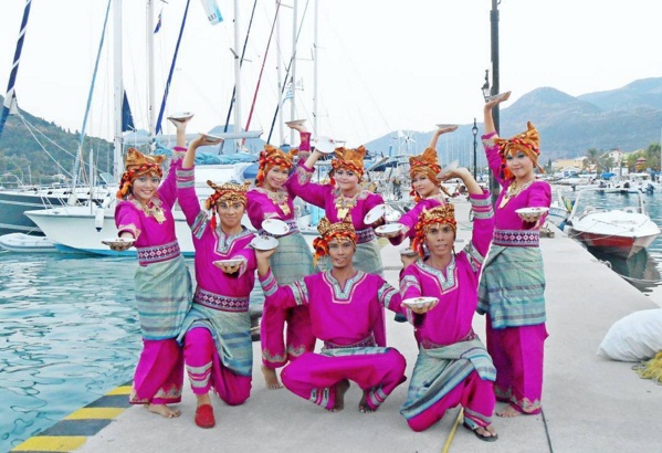 Kesenian Tari Piring Sumatera Barat