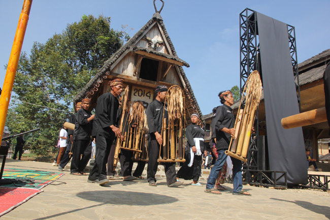 Angklung Buhun Antara Klaim Warisan Baduy dan Pergeseran Fungsi  