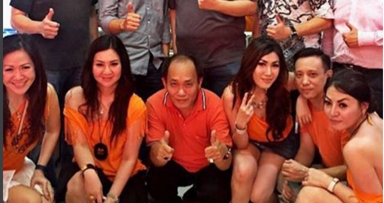 Ngebakso Ditemenin Wanita Seksi di Bakso Djingkrak