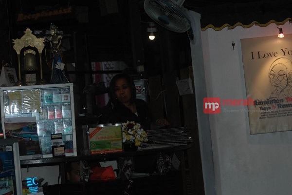 Pelayan Cafe The House of Raminten Lesbi dan Gay?