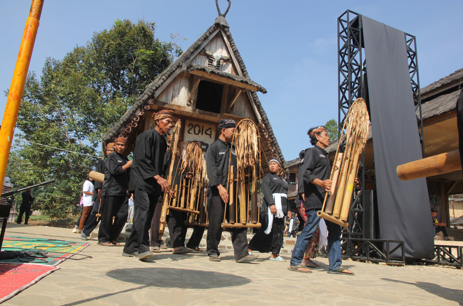Perbedaan Angklung Buhun dan Angklung Modern