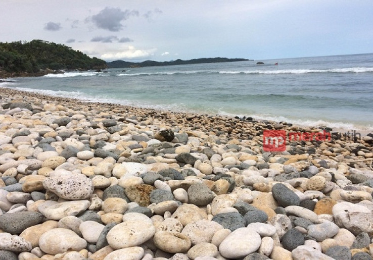 Pantai Pidakan, Pantai Cantik Berpasir Kerikil di Pacitan