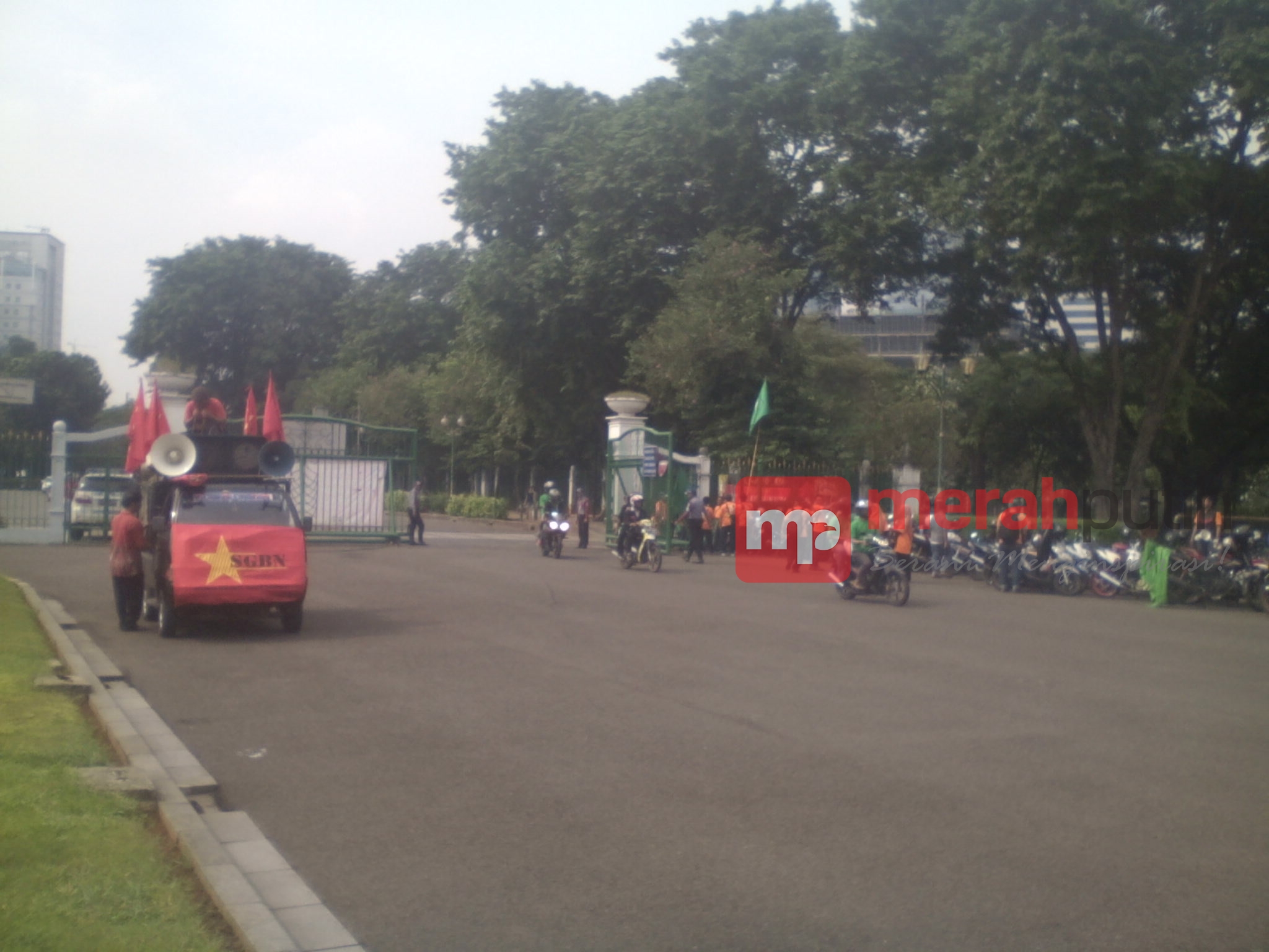 Ribuan Buruh Telah Berkumpul di Monas