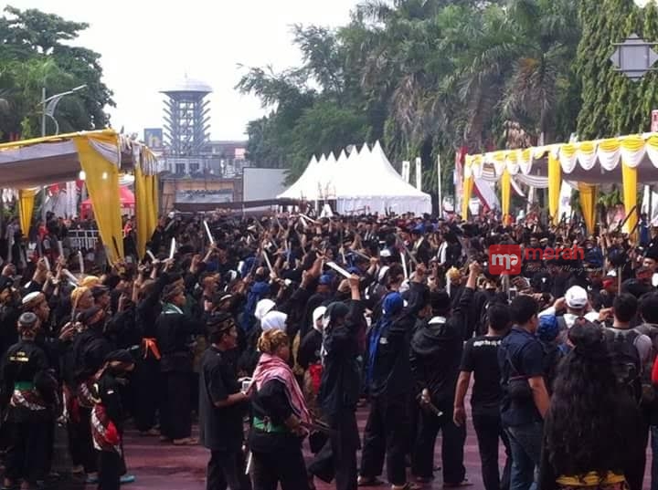 Menghunus Golok, Seribu Pendekar Serbu Pemkot Cilegon
