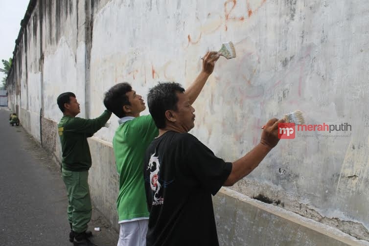 Ratusan Linmas Cat Ulang Tembok Keraton Solo