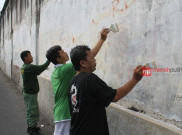 Ratusan Linmas Cat Ulang Tembok Keraton Solo