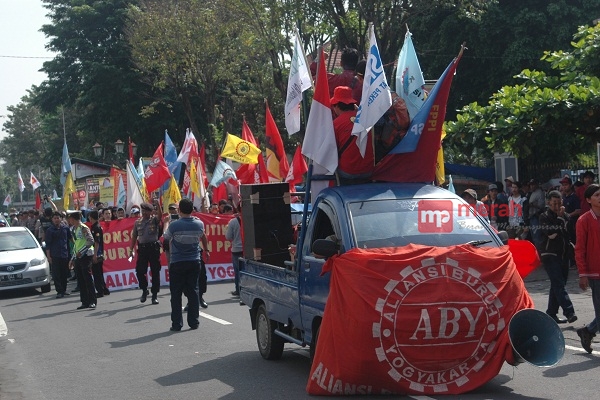 Upah Minimum Provinsi 2017 Naik 8,25 Persen