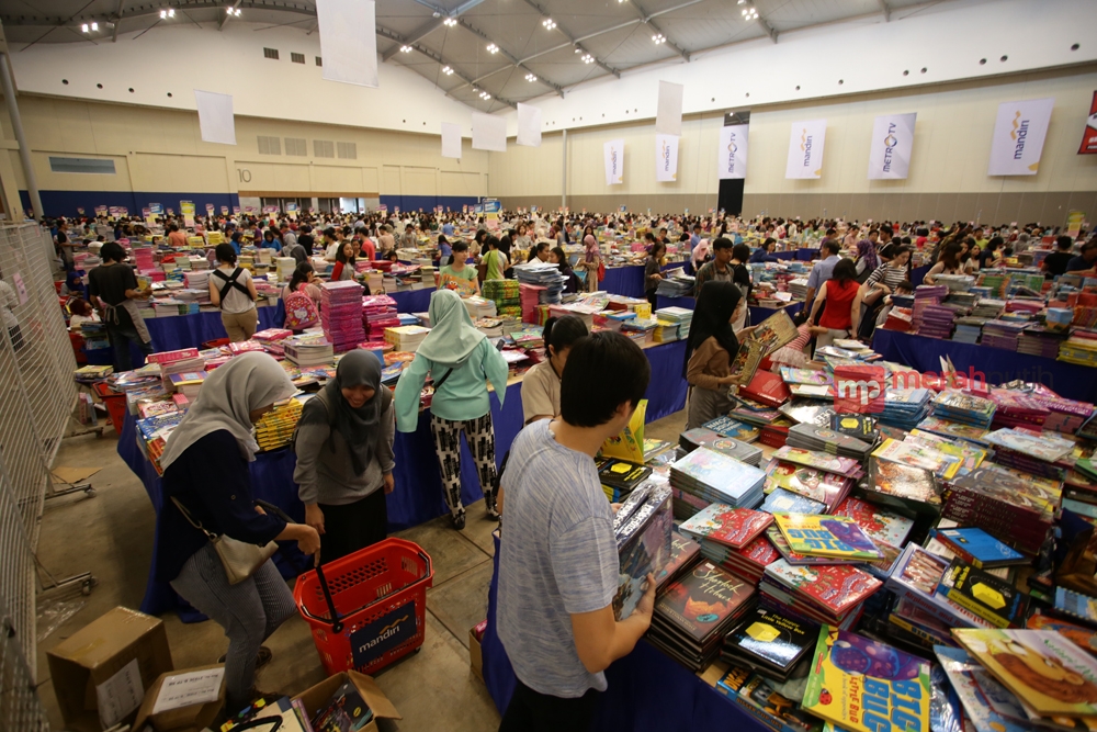 Berselancar di Pameran Buku Bertajuk