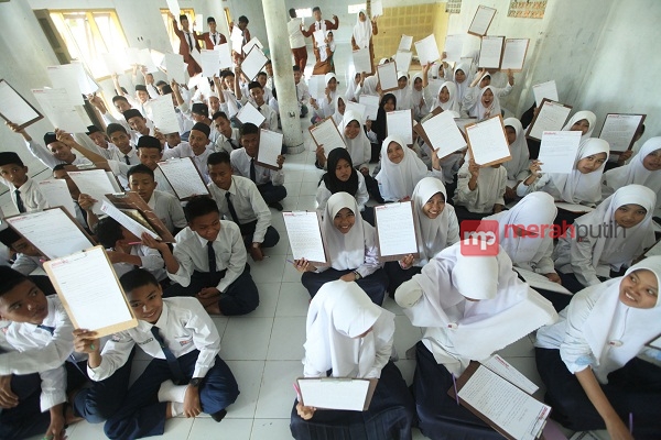 Ribuan Santri Banten Budayakan Menulis Satu Hari Satu Lembar