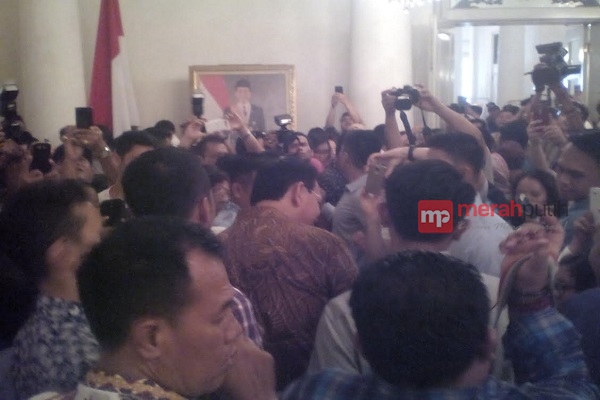 Ahok Dikeroyok Warga Jakarta di Balaikota