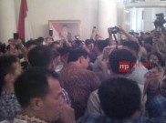 Ahok Dikeroyok Warga Jakarta di Balaikota