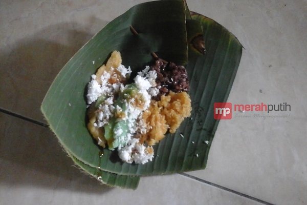 Sajian Lenjongan di Atas  Wanginya Pincuk Daun Pisang 
