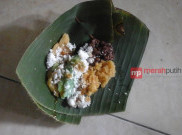 Sajian Lenjongan di Atas  Wanginya Pincuk Daun Pisang 