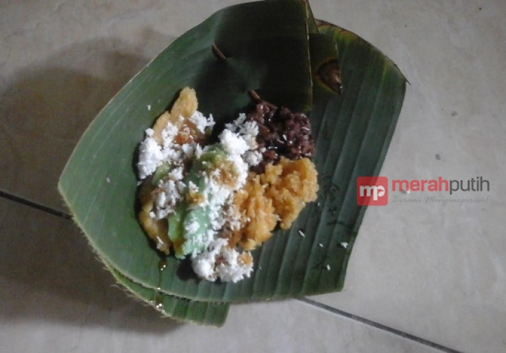 Sajian Lenjongan di Atas  Wanginya Pincuk Daun Pisang 