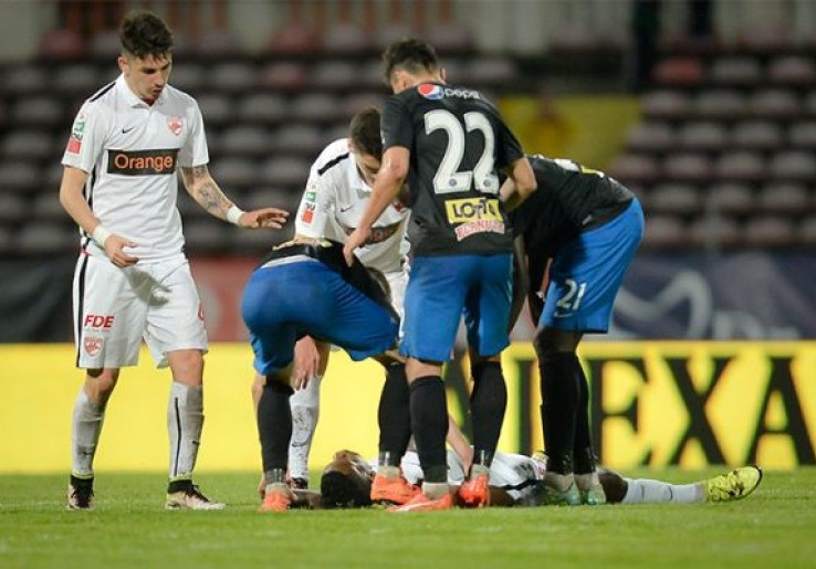 Dunia Sepakbola Berduka, Pemain Klub Rumania Meninggal Dunia di Lapangan