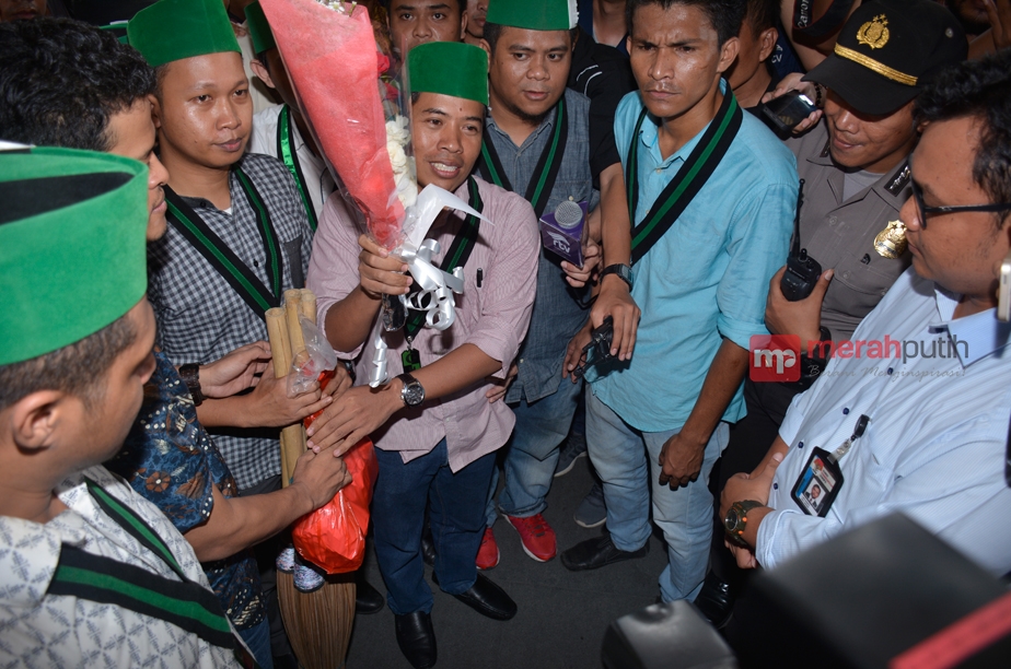 Ketua Umum PB HMI Serahkan Sapu Lidi dan Nasi Bungkus kepada KPK