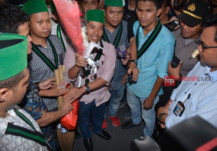 Ketua Umum PB HMI Serahkan Sapu Lidi dan Nasi Bungkus kepada KPK