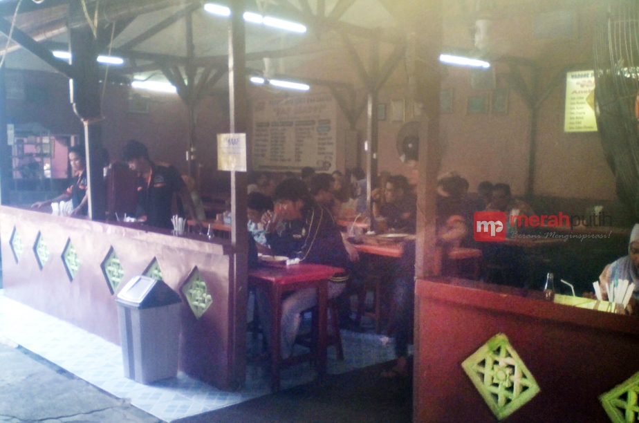 Situasi Warung Tempat Krishna Murti Bertemu Kakek Bersuara Merdu