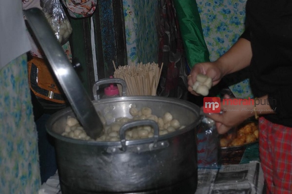 Dagang Cilok, Pria Ini Kantongi Omzet Rp45 Juta per Bulan