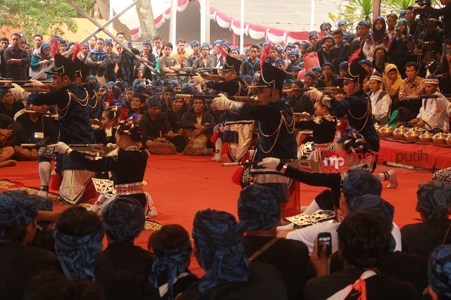 Serahkan Hasil Bumi, Warga Baduy Disambut Todongan Senjata