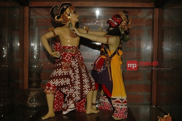 Begini Rumitnya Cara Pembuatan Boneka Lilin Wayangan