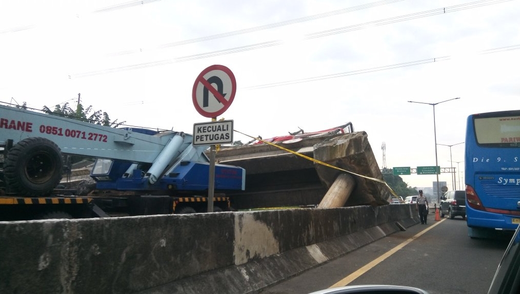 JPO Tol Jakarta-BSD Roboh, Supir Truk Tak Punya SIM