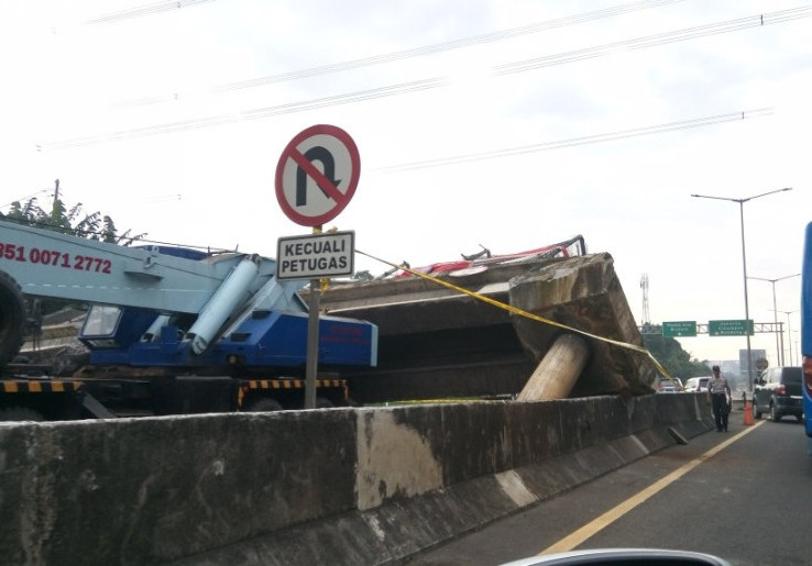 JPO Tol Jakarta-BSD Roboh, Supir Truk Tak Punya SIM