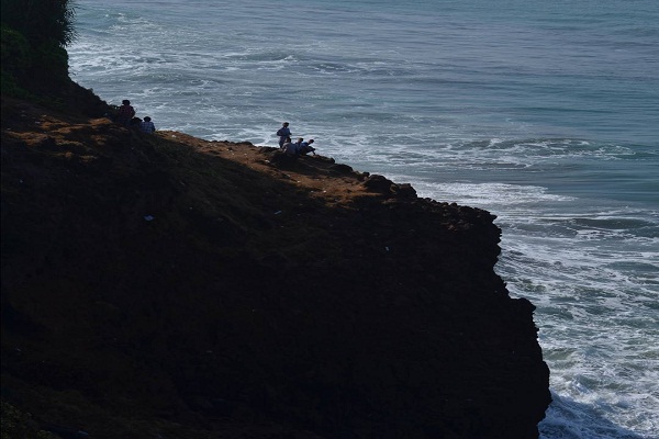 Damainya Misteri di Pantai Puncak Guha