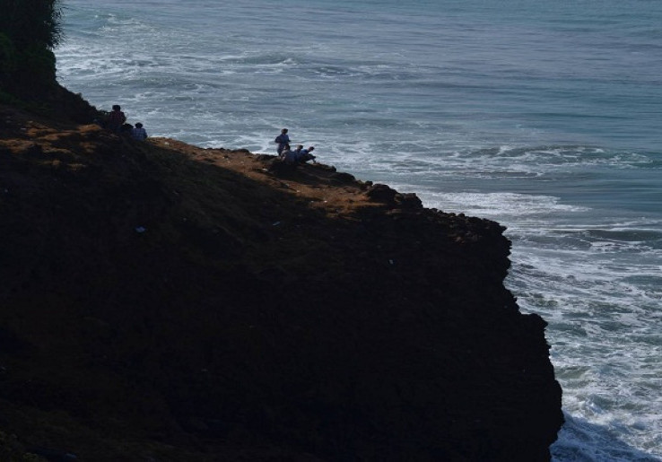 Damainya Misteri di Pantai Puncak Guha